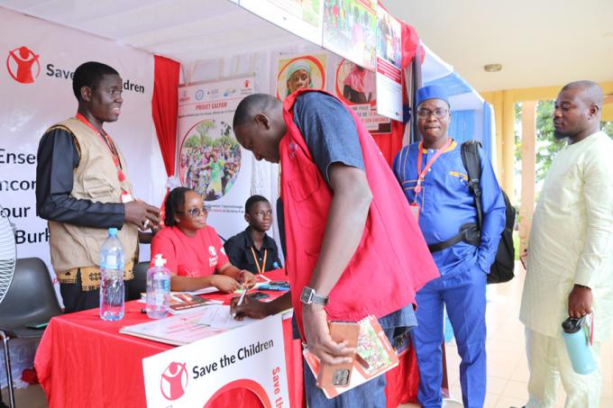 Des participants visitant le stand de Save the Children à l'occasion de la nuit des ONG