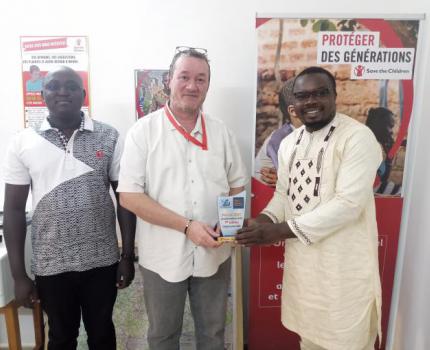 Le journaliste Amadou Zeba de Faso7 présente son Prix PaxSahel à Save the Children Burkina Faso 